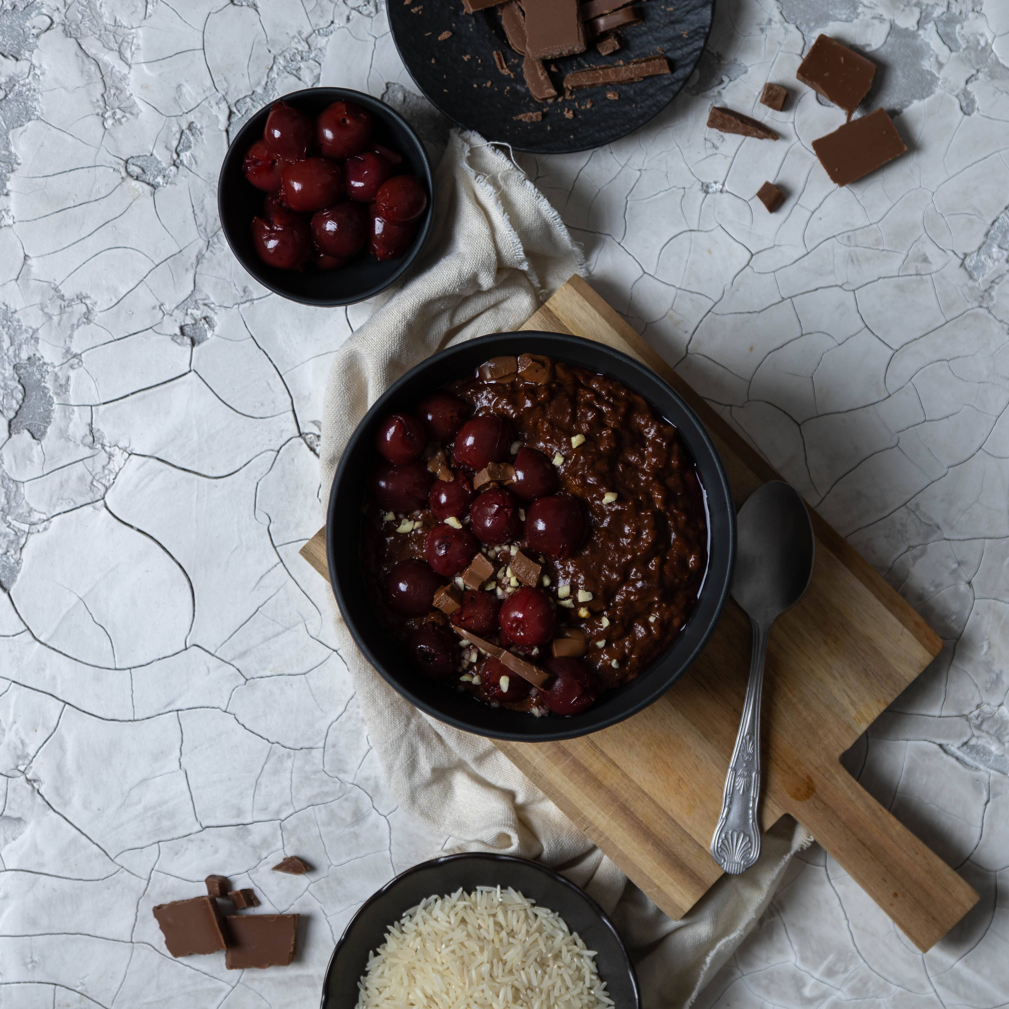 Milchreis mit Schokolade und Kirschen